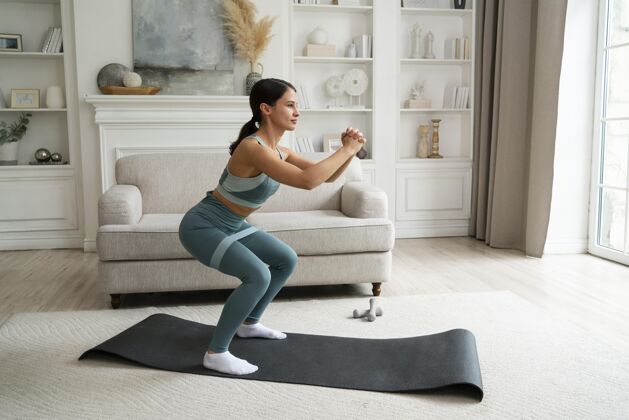 在家锻炼在家健身的女人运动装锻炼生活方式