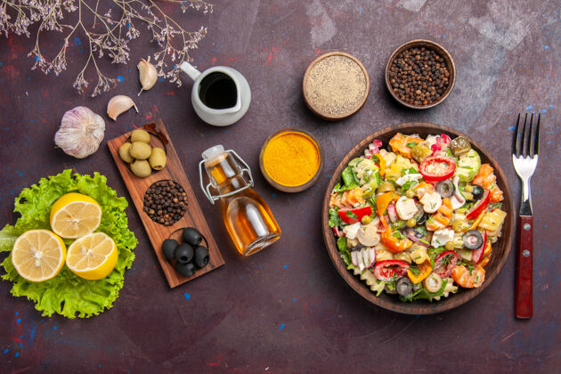沙拉顶视图美味的蔬菜沙拉与切片西红柿橄榄和蘑菇黑暗的背景餐沙拉饮食保健食品蘑菇午餐橄榄