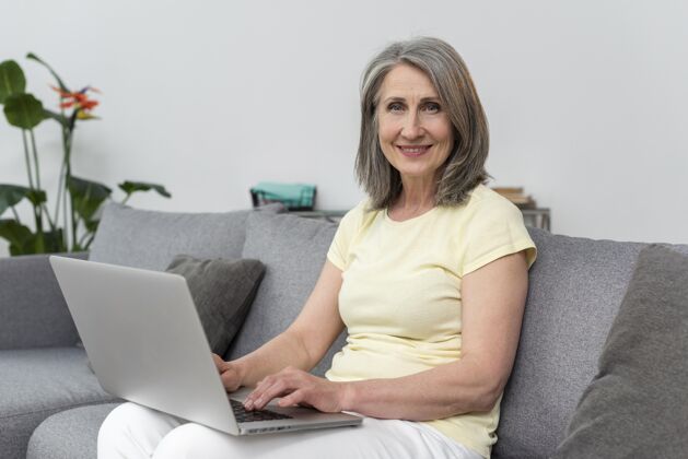 成人家里沙发上用笔记本电脑的老太太笔记本电脑水平成熟