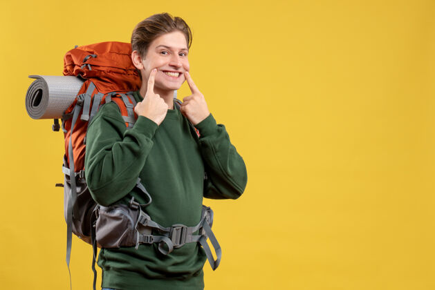 黄色正面图年轻男子背着背包准备远足冒险成人度假