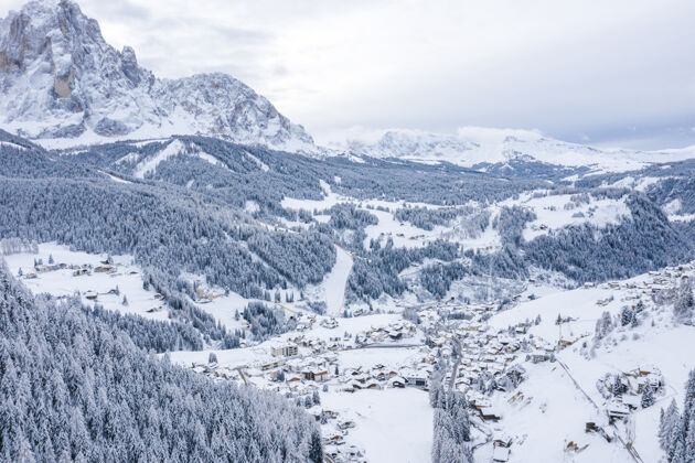 雪山冬季被群山环绕的小镇的空中拍摄寒冷山风景