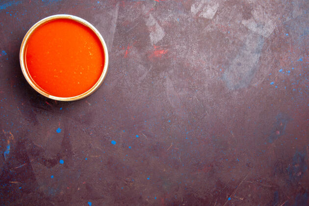 奶油顶视图美味的番茄汤奶油质地由新鲜番茄制成的深色背景酱番茄汤菜自制碗视图