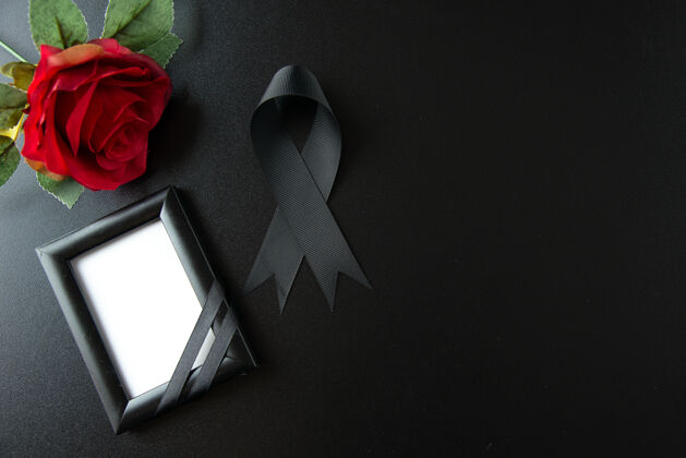 黑弓黑色墙壁上红色花朵的黑色蝴蝶结俯视图葬礼黑顶