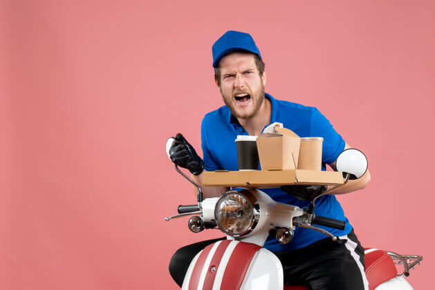 男士正面图身着蓝色制服的男快递员拿着咖啡和食品盒上的粉红色快餐工作送货自行车颜色服务男自行车工作