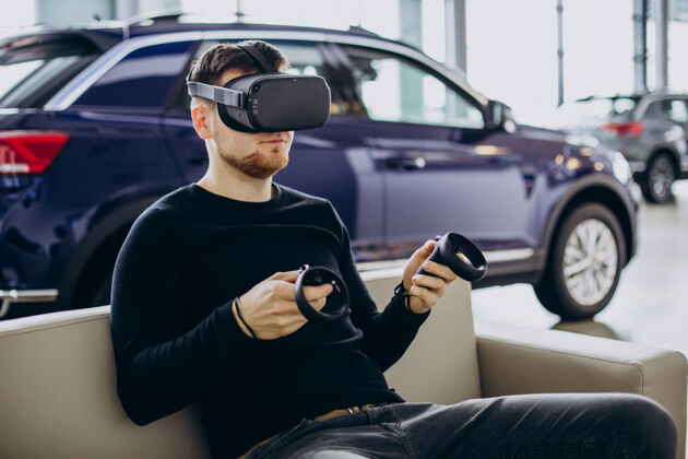 现实使用和玩虚拟现实眼镜的人兴奋电脑游戏