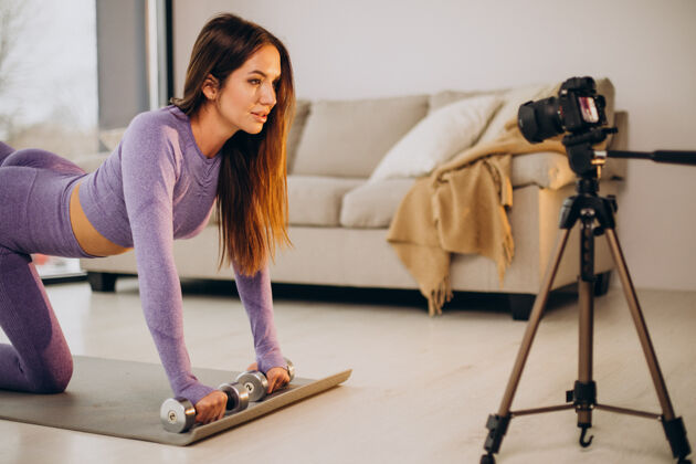 能量女人在家里锻炼和制作视频运动博主物理