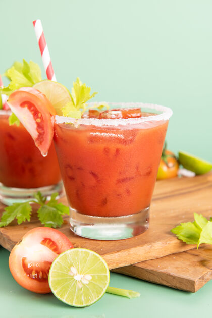 路径一杯西红柿汁 青柠 新鲜明亮的西红柿 绿色的欧芹 蔬菜饮料西红柿冰深色