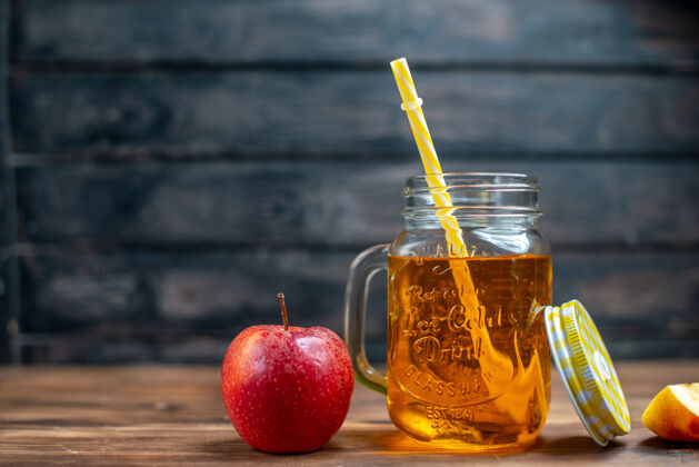里面正面图新鲜苹果汁罐内有新鲜苹果的深色酒吧水果饮料照片鸡尾酒颜色健康多汁节食