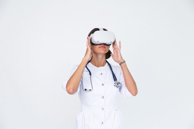 从业者女医生穿着白大褂隔离实验室 戴着虚拟现实眼镜触摸空气创新诊所医疗保健