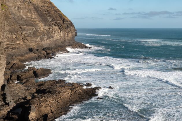 海风景拍摄了一个惊人的岩石海岸与悬崖和愤怒的海浪岩石海景水