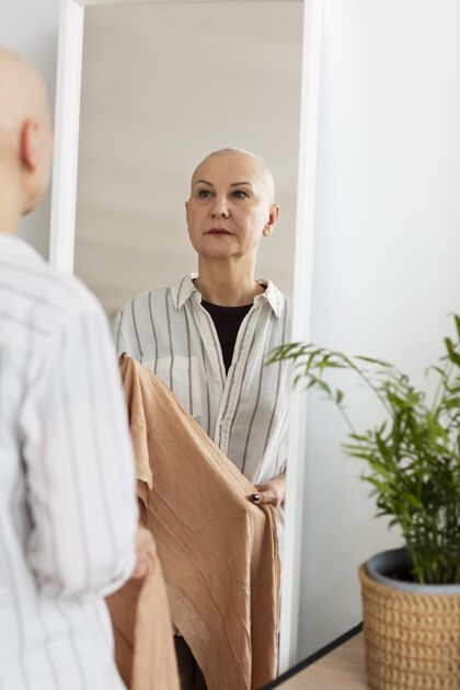 医疗皮肤癌的女人照镜子女人女人保健