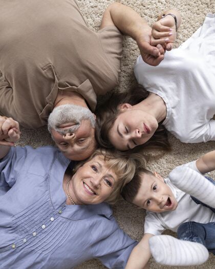家庭俯视家庭合影退休祖父母男人