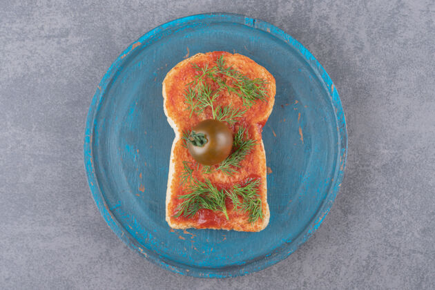 蔬菜在大理石表面放着烤面包的木盘糕点面包房番茄