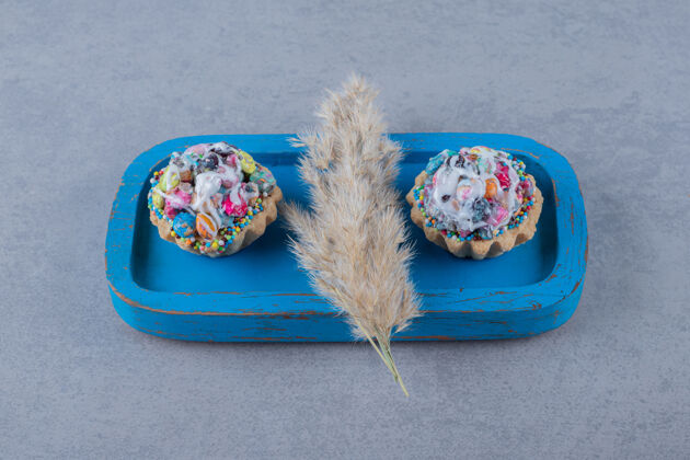 美味蓝色木板上五颜六色的自制饼干特写镜头甜食糖果特写