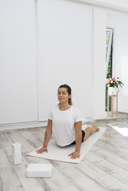 垂直运动型女人在家做瑜伽精神室内瑜伽