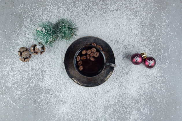 圣诞树一杯用椰子粉和大理石装饰的圣诞咖啡咖啡豆粉