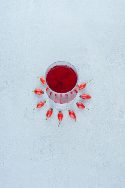 玻璃杯一杯红果汁果汁浆果水果