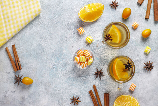 杯子用橘子 蜂蜜和肉桂制成的热健康的暖冬茶玻璃肉桂美味