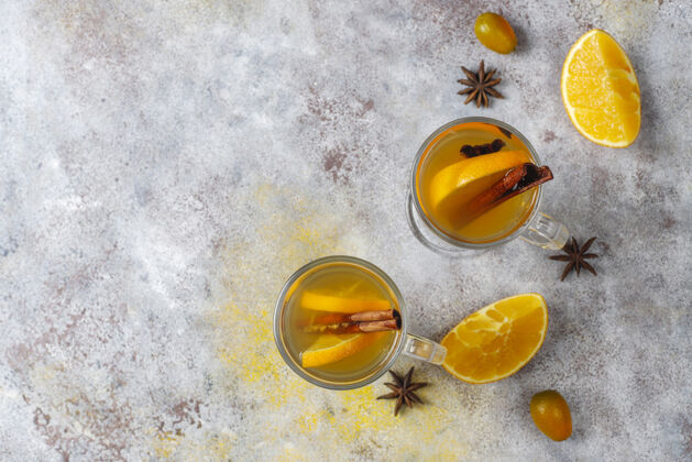 温暖用橘子 蜂蜜和肉桂制成的热健康的暖冬茶健康杯子玻璃