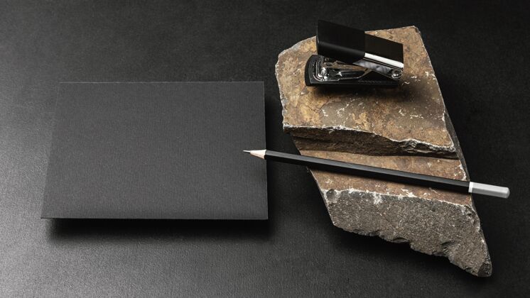 订书机文具模型在黑暗的混凝土与崎岖的岩石铅笔混凝土黑暗