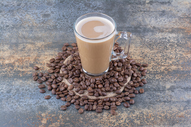 杯子一杯美味的咖啡 咖啡豆放在大理石上马克杯美味玻璃杯
