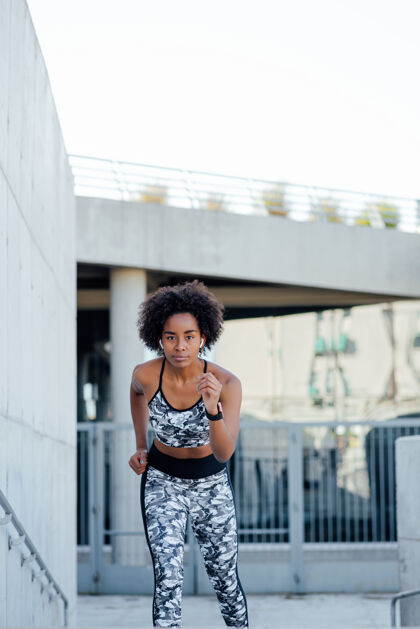 锻炼在户外跑步和锻炼的非洲女运动员运动肖像黑人