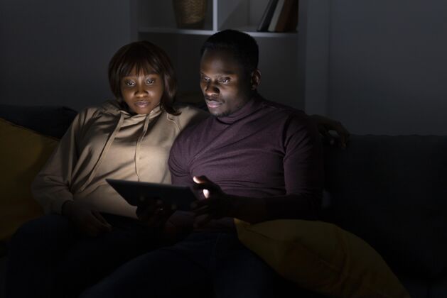 休闲夫妻俩一起在家看网飞观看娱乐舒适