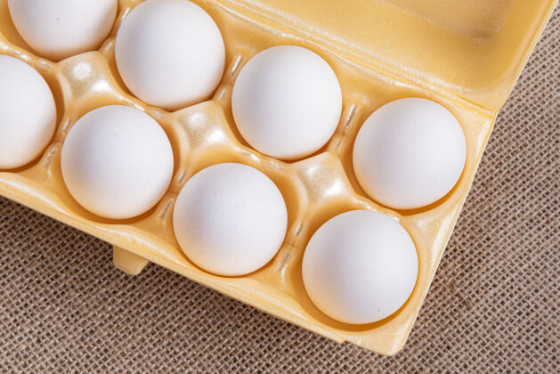 新鲜的棕色表面的白色鸡蛋盒鸡蛋盒营养健康食品