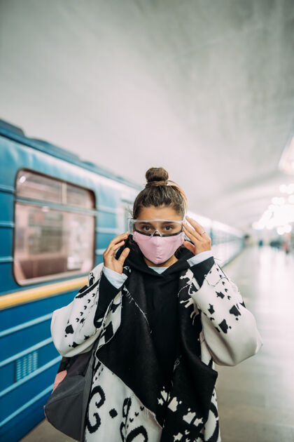 呼吸戴着医用防护面罩站在车站的年轻女子地下2019ncov肺炎