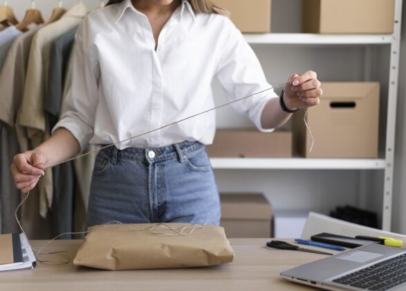 商务女性把拿线的手收起来专业包装包装