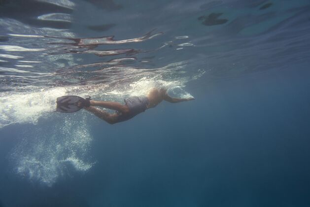 海洋在水下用脚蹼自由潜水游泳鳍状肢跳水