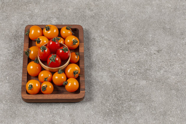 自然一堆樱桃番茄放在木盘上切番茄一半