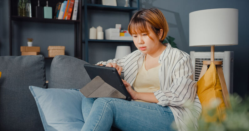 工人女士休闲服使用平板电脑在线学习客厅在家公寓日语远程
