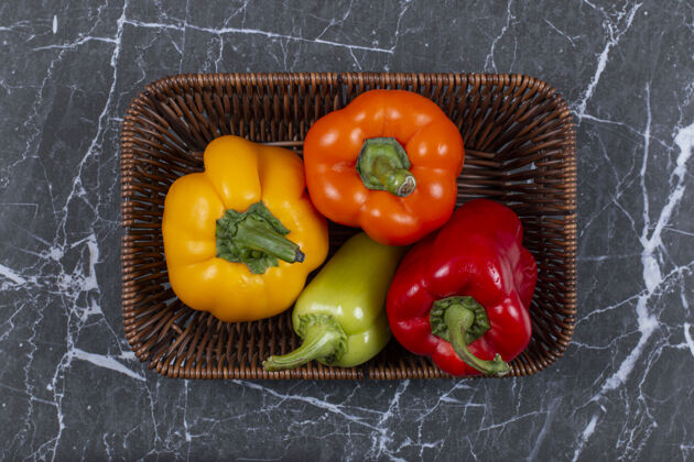 烹饪编织篮子里的新鲜成熟的甜椒铃铛蔬菜美食