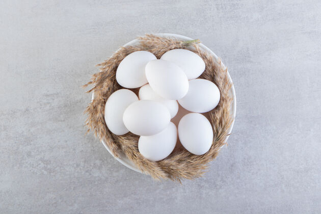 食物把新鲜的生鸡蛋放在石头上母鸡蛋清鸡蛋