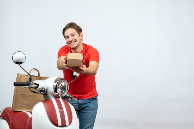 滑板车俯视图中微笑的送货员身穿红色制服 站在踏板车旁 在白色背景下下下订单背景站立送货员