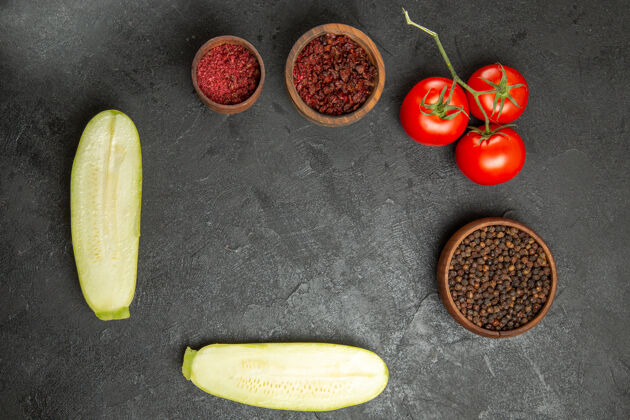 蔬菜灰色表面上的新鲜南瓜 调味料和西红柿的俯视图可食用水果采摘美食