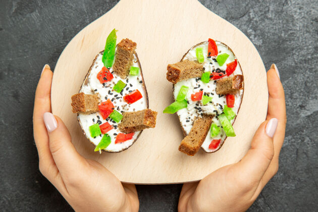 菜肴奶油鳄梨与切片辣椒和面包片在灰色表面俯视图胡椒盘子面包