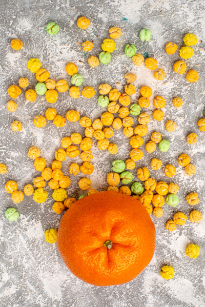 食品白色表面有橙色的糖果俯视图可食用水果南瓜新鲜