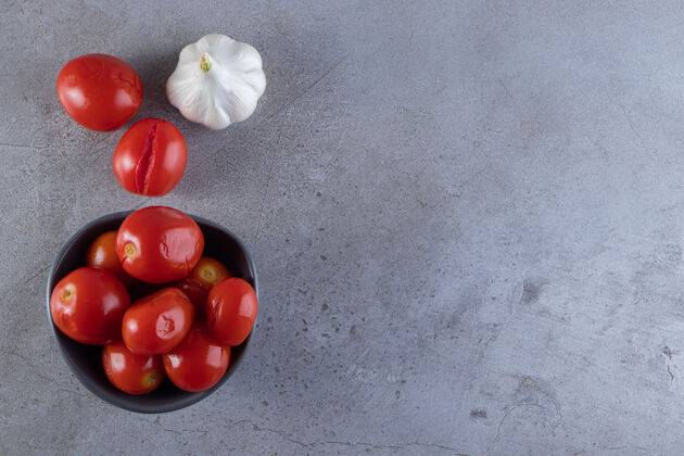 自制放在石桌上的一碗腌番茄盐番茄保鲜