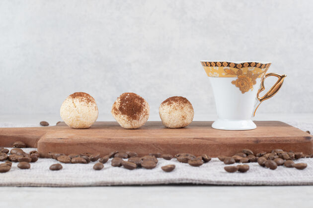 甜点咖啡和饼干放在木板上 配上咖啡豆浓缩咖啡美味杯子