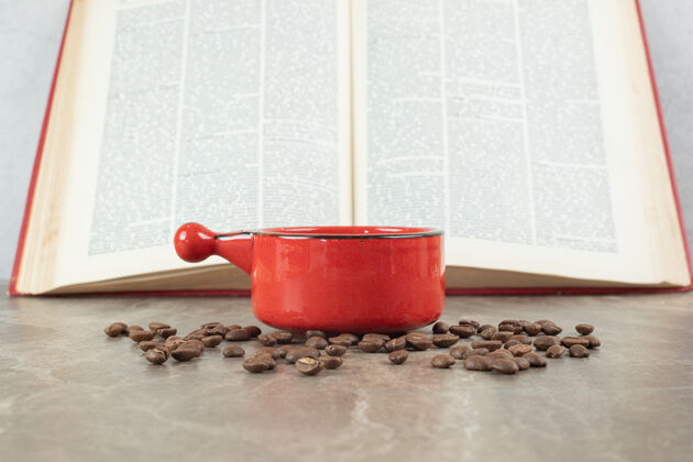 豆用咖啡豆和书在大理石表面上煮咖啡美味餐