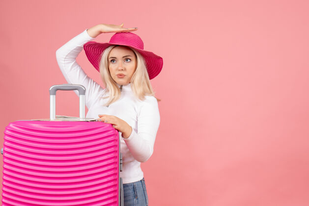 伞正面图：戴着粉色巴拿马帽的金发女人拿着她的手提箱快乐手提箱女士