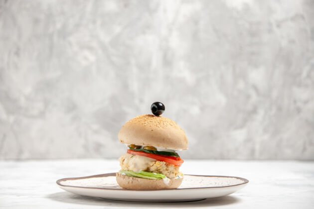 肉自制美味三明治的侧视图 放在一个盘子上 白色的污渍表面杯子三明治小吃