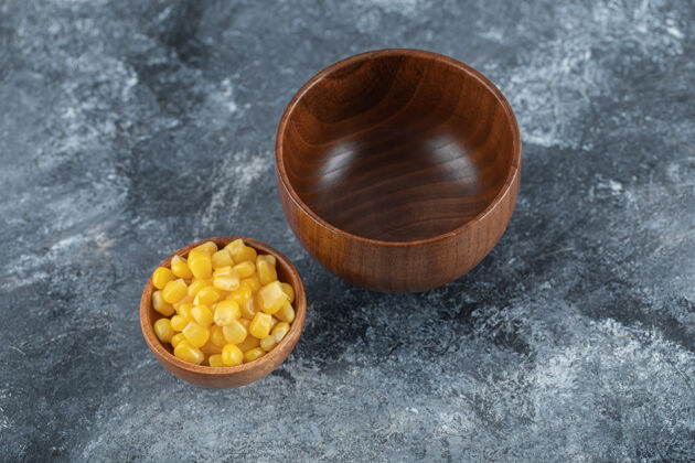 谷物一个空木碗 里面有一小碗爆米花种子顶视图蔬菜生的