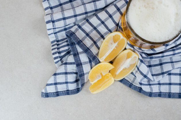 切片一杯在桌布上放柠檬片的啤酒柠檬营养啤酒