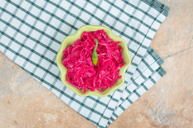 泡菜红泡菜色拉配桌布的绿碗小吃桌布卷心菜