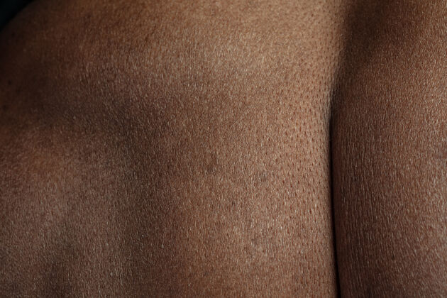 封闭背面人体皮肤的详细纹理非洲裔美国年轻男性身体的特写镜头护肤 身体护理 保健 卫生和医学概念看起来美丽 保养良好皮肤科表面美国微观