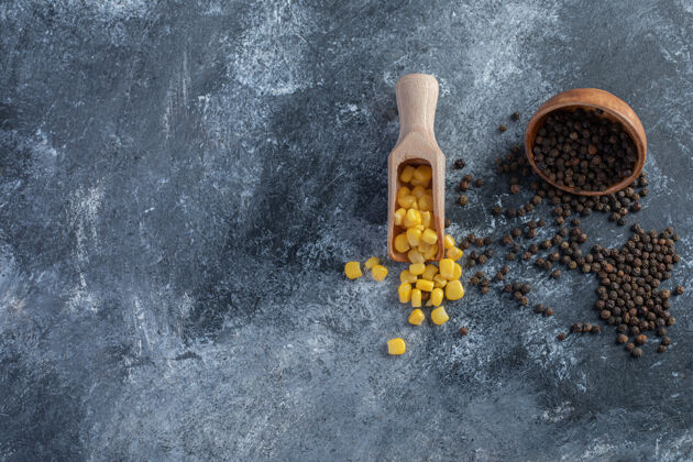 堆一勺甜玉米和谷物辣椒放在大理石上农作物顶视图膳食