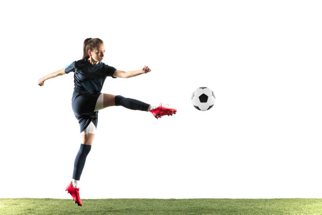 姿势年轻的女性足球运动员或足球运动员 长发 运动服和靴子 在白色背景上为目标踢球健康的生活方式 职业体育 爱好的概念球衣反弹人